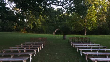 Carro-Rápido-En-El-Pasillo-Con-Bancos-Y-Sillas-En-El-Lugar-De-La-Boda-En-El-Parque