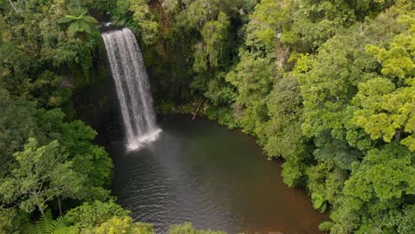 Disparo-De-Drones-De-Arriba-Hacia-Abajo,-Con-Una-Panorámica-Cinematográfica-Lenta-En-Una-Hermosa-Cascada-Aislada-En-La-Selva-Tropical