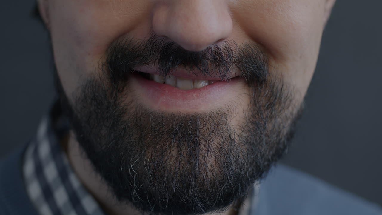 hombre con barba sonriendo