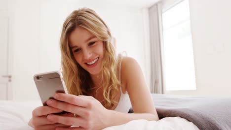 Mujer-Sonriente,-Utilizar-El-Teléfono-Móvil,-En-Cama