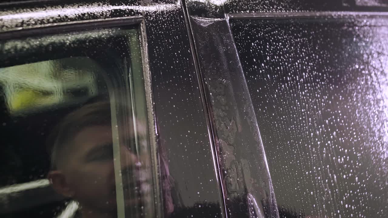 비닐 폴리우레탄 테이프로 자동차를 는 사람. 자동차를위한 필름. 자동차에 스티커 보호 필름