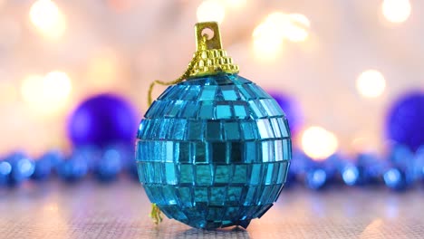 adorno de vidrio azul de navidad para el árbol de navidad con luces parpadeantes detrás