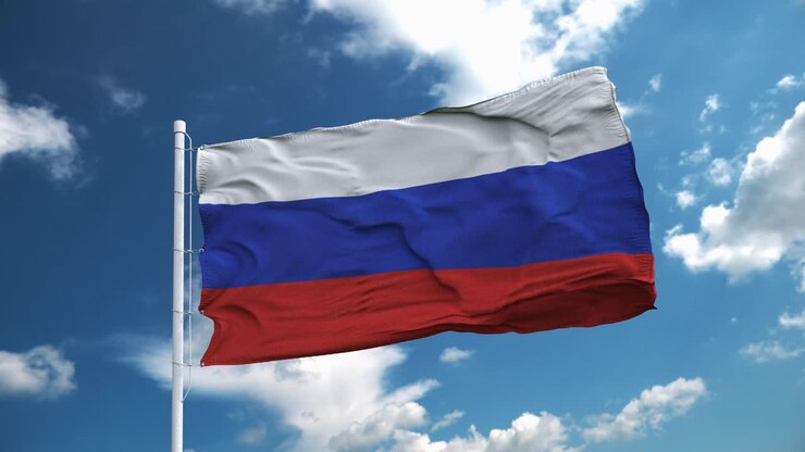 Realistische russische Flagge weht im Wind vor tiefblauem Himmel