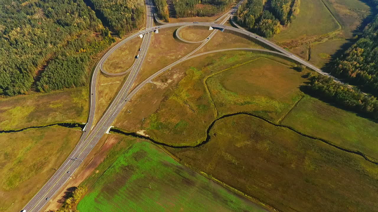 vista aérea de la carretera sinuosa. coches que se mueven en la intersección de la autopista. vista aérea de la carretera