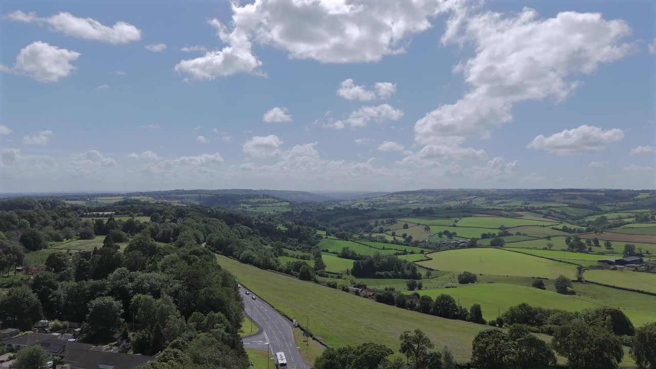 Luchtopname vanaf de top van Box Hill, A4 Bath Road, in het landelijke Wiltshire op een zomerdag