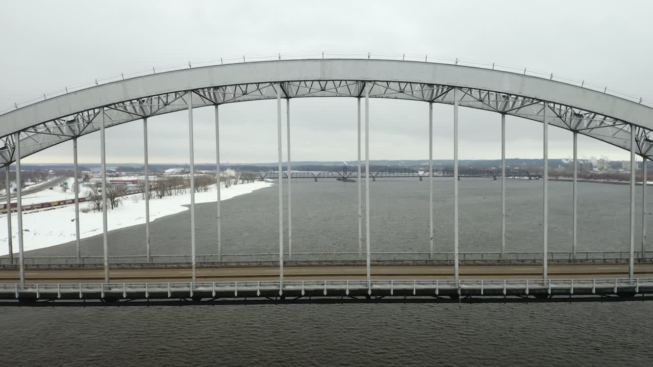 겨울에 아치교를 건너는 자동차의 고정 공중 샷