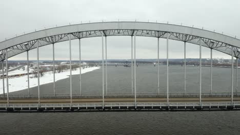 Luftaufnahme-Von-Autos,-Die-Im-Winter-Eine-Bogenbrücke-überqueren,-Korrigiert