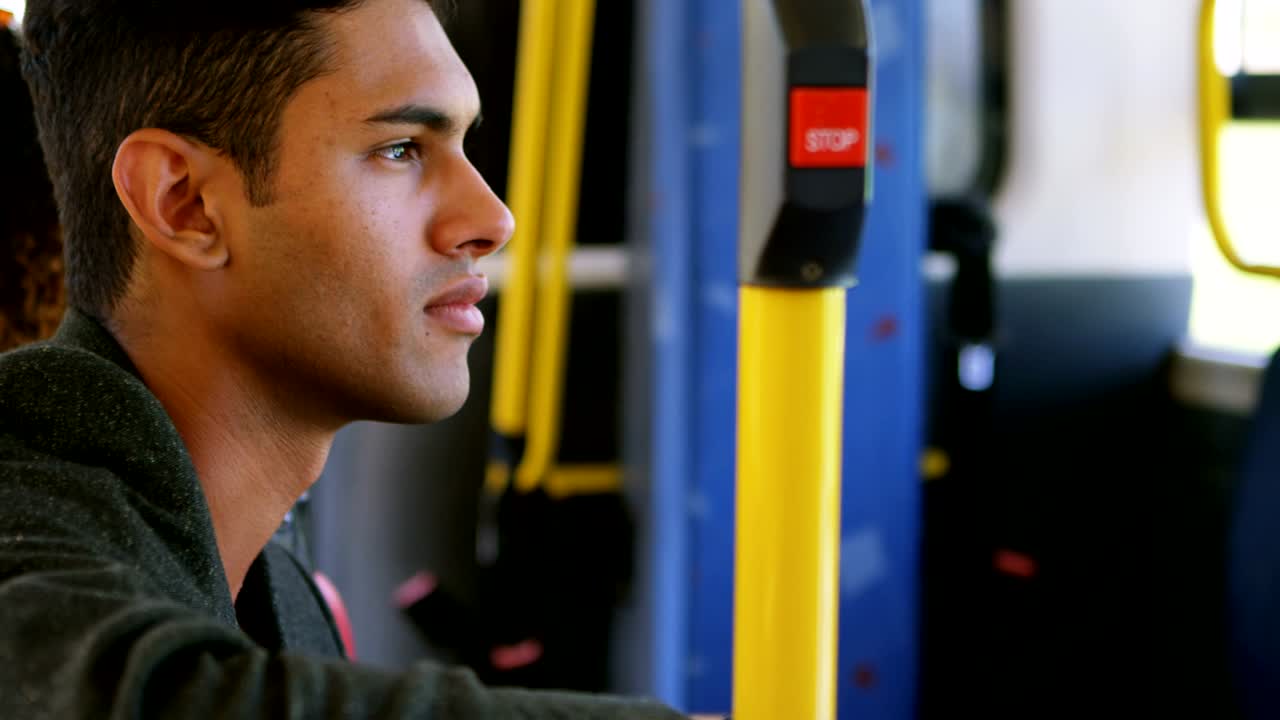 pasajero masculino que viaja en el autobús 4k