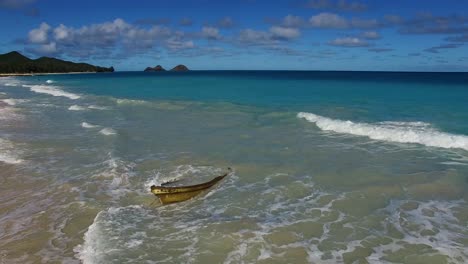 Toma-Aérea-De-Un-Bote-Parcialmente-Hundido-En-El-Parque-De-La-Playa-Del-Campo-De-Fuelle