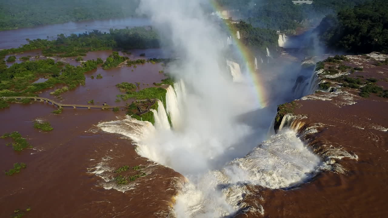 una asombrosa vista panorámica de una de las siete maravillas naturales del mundo, las cataratas de iguazú.
