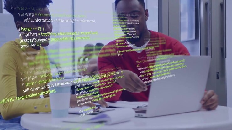 Man wijst naar laptopscherm, vrouw bekijkt papieren in studeerkamer, wat resulteert in scrollende code-overlay voor IT.