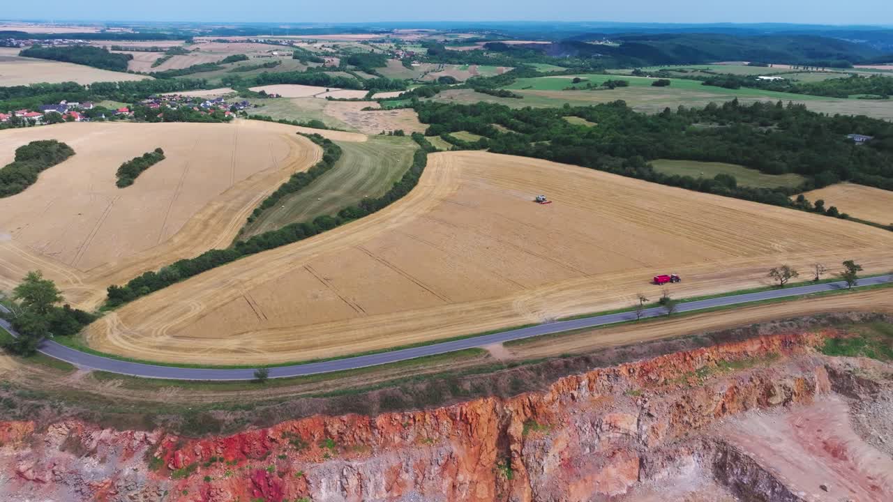 공중 - 노란 농업 밀, 조합 수확 수확, 체코