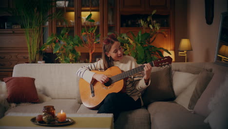 Frau-Spielt-Gitarre,-Schreibt-Lieder-Und-Komponiert-Musik