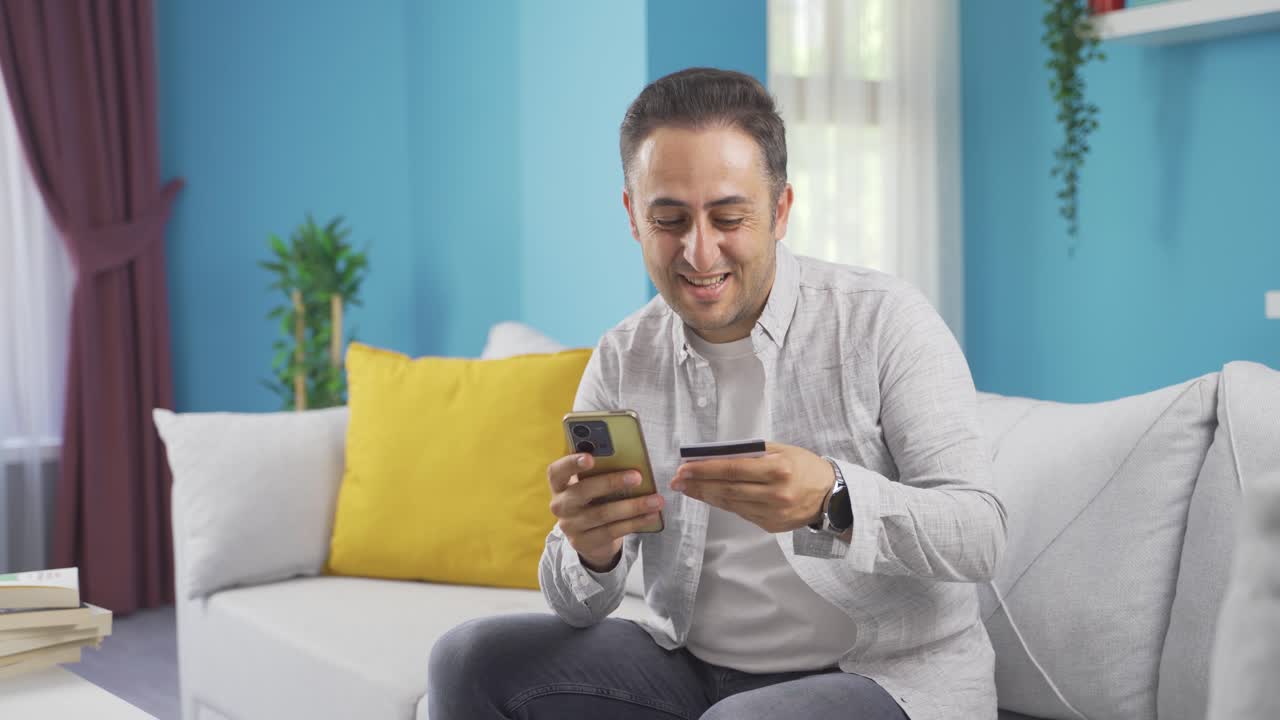 hombre de compras con tarjeta de crédito.