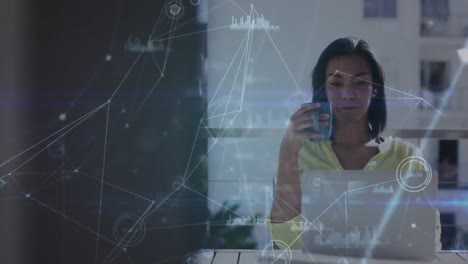 animación de conexiones y procesamiento de datos sobre la mujer usando computadora portátil