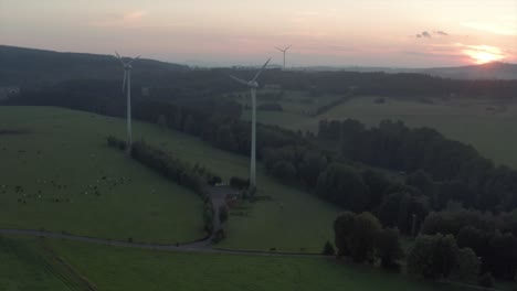 Turbinas-De-Energía-Eólica-En-La-Pradera-Durante-La-Puesta-De-Sol