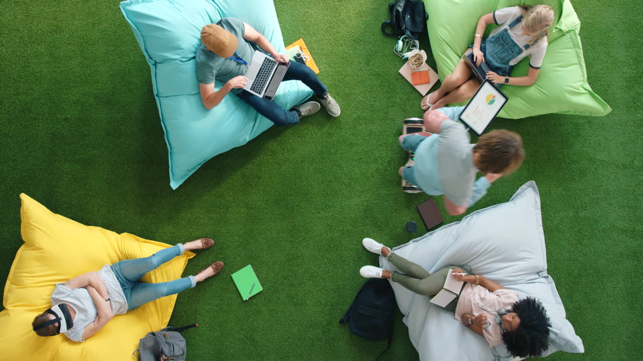 스마트 기술을 사용하는 디자이너의 공중 뷰