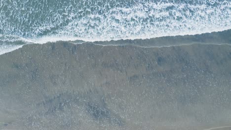 Vista-Aérea-De-Las-Olas-Del-Mar-En-Movimiento-Lento