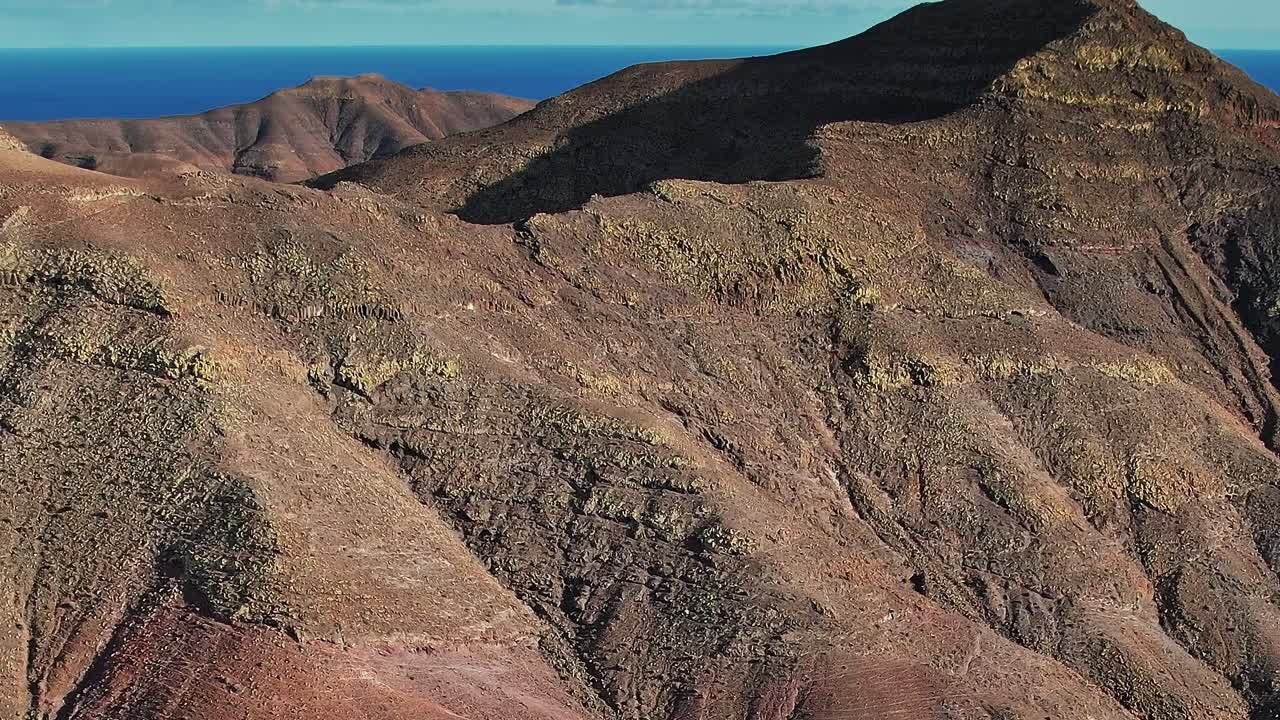 Esplora paesaggi montani a Fuerteventura, Spagna dall'alto.