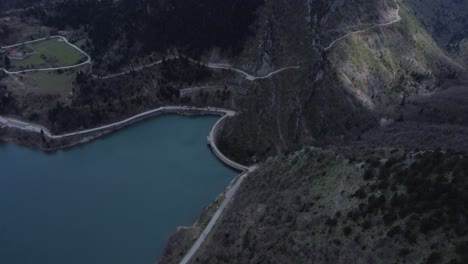 cámara aérea lenta de la presa que separa un lago y un cañón en el centro de grecia | 4k