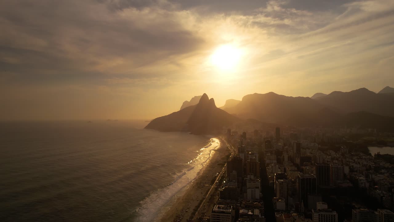 puesta de sol en la playa de ipanema en río de janeiro brasil