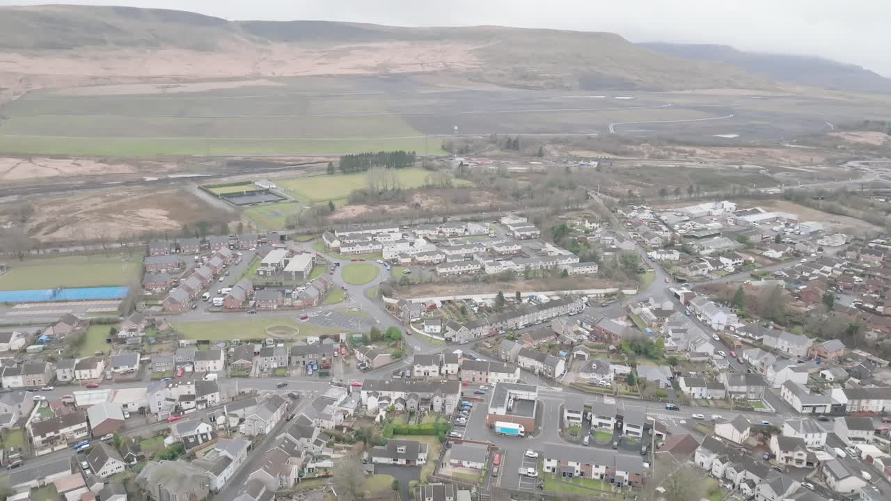 vista aérea de drones de las montañas de merthyr tydfil