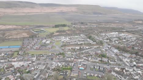 Luftdrohnenaufnahme-Des-Märtyrers-Tydfil-Mit-Blick-Auf-Die-Berge