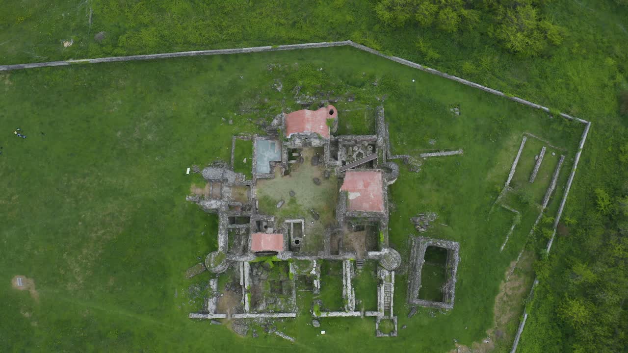 руины королевского дворца гегути в кутаиси, грузия - с воздуха вниз
