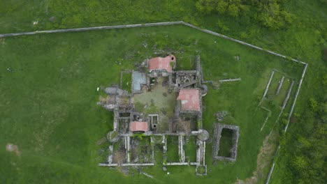 ruinas del palacio real de geguti en kutaisi, georgia - vista desde el aire