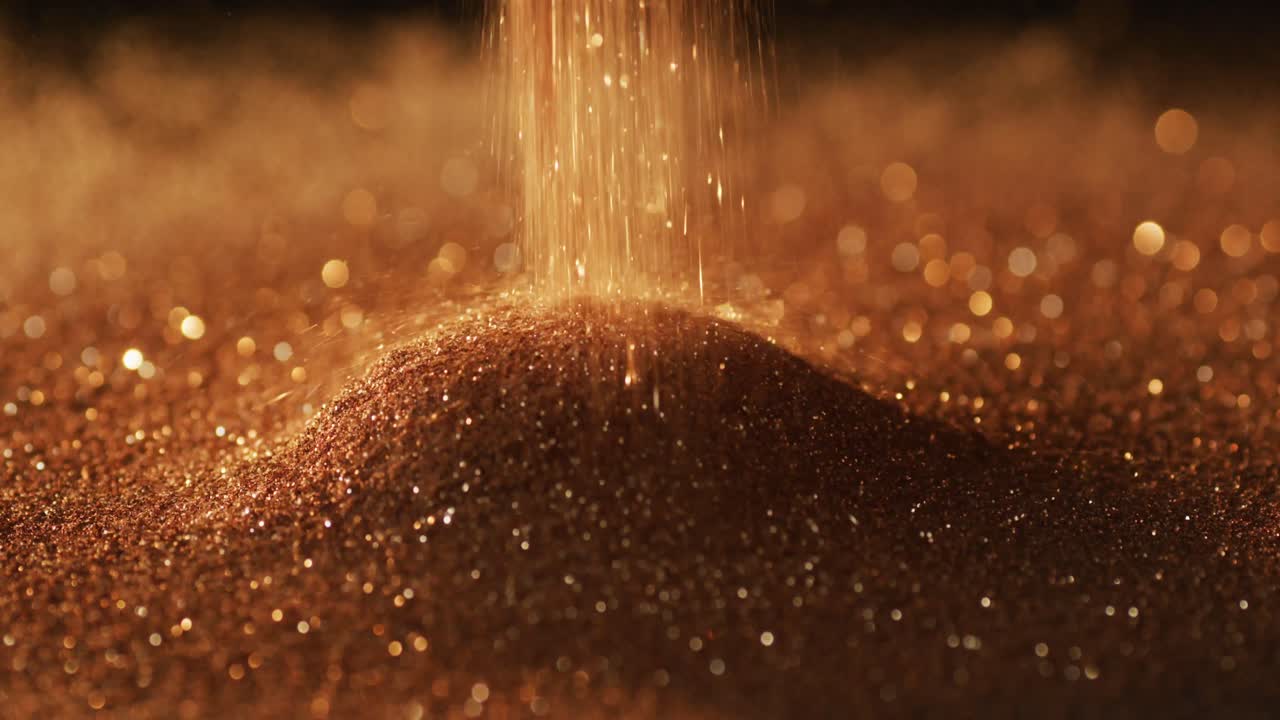 황금 반 ⁇ 이는 보석이 검은 배경에 흘러내린다