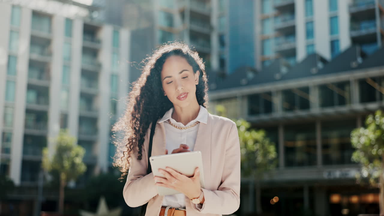 태블릿, 야외 도시와 여자 기
