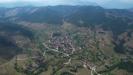 Voskopoja-Es-Un-Pueblo-De-Montaña-En-Albania-Rodeado-De-Bosques-De-Pinos,-Un-Lugar-Turístico-Tranquilo-Para-Las-Vacaciones-De-Invierno