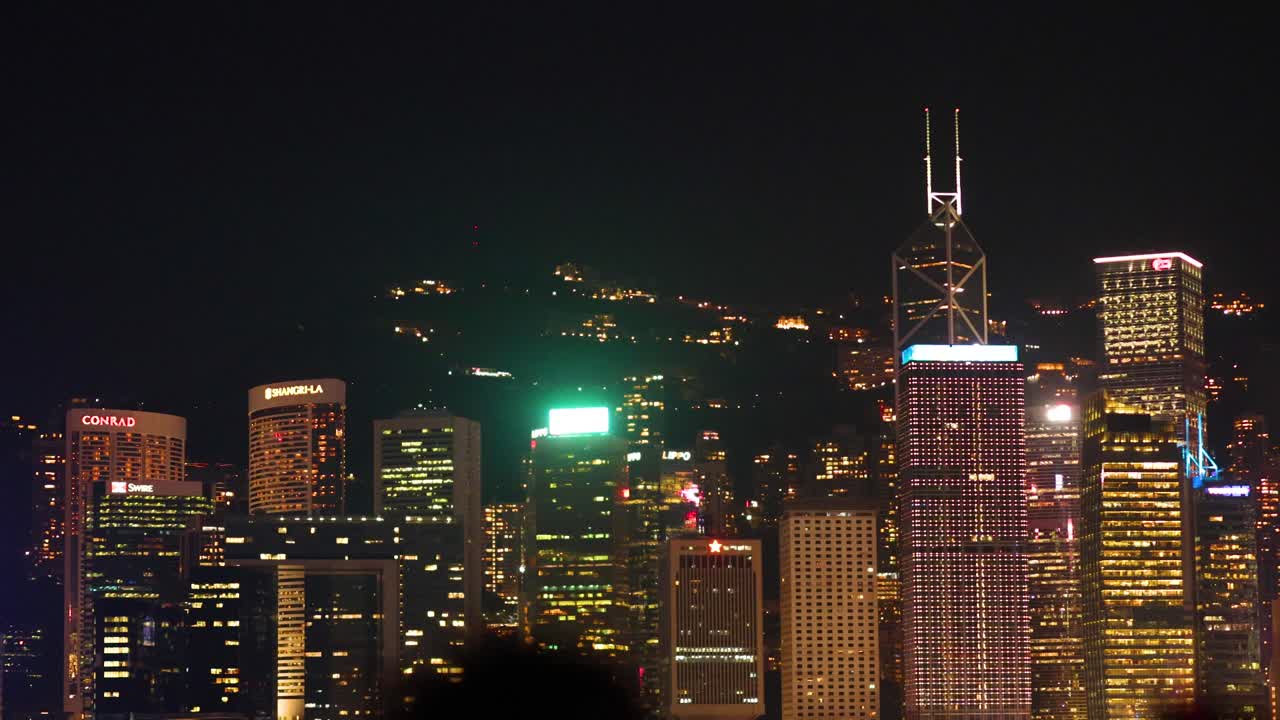 홍콩 스카이라인 위의 다채로운 빛 쇼