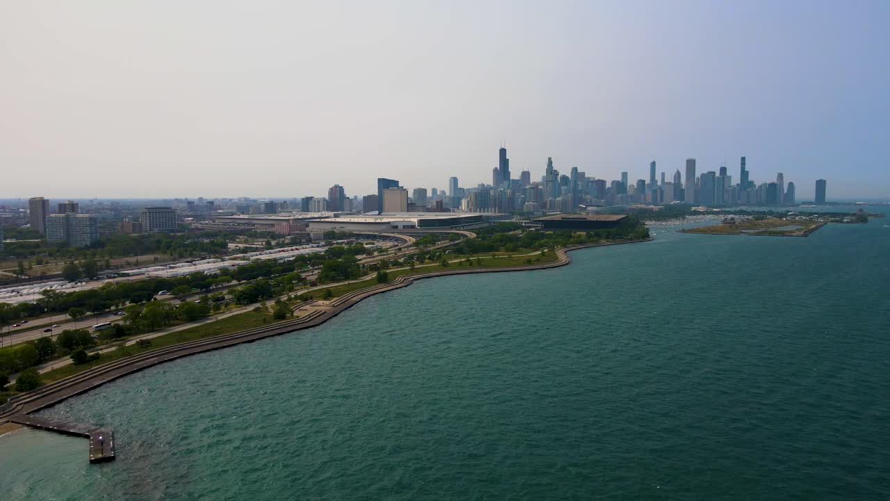 imágenes aéreas de un dron de una hermosa playa de arena de chicago durante una tarde soleada en la ciudad