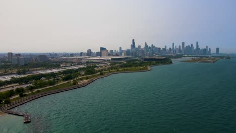 Imágenes-Aéreas-De-Drones-De-Una-Hermosa-Playa-De-Arena-De-Chicago-Durante-Una-Tarde-Soleada-En-La-Ciudad