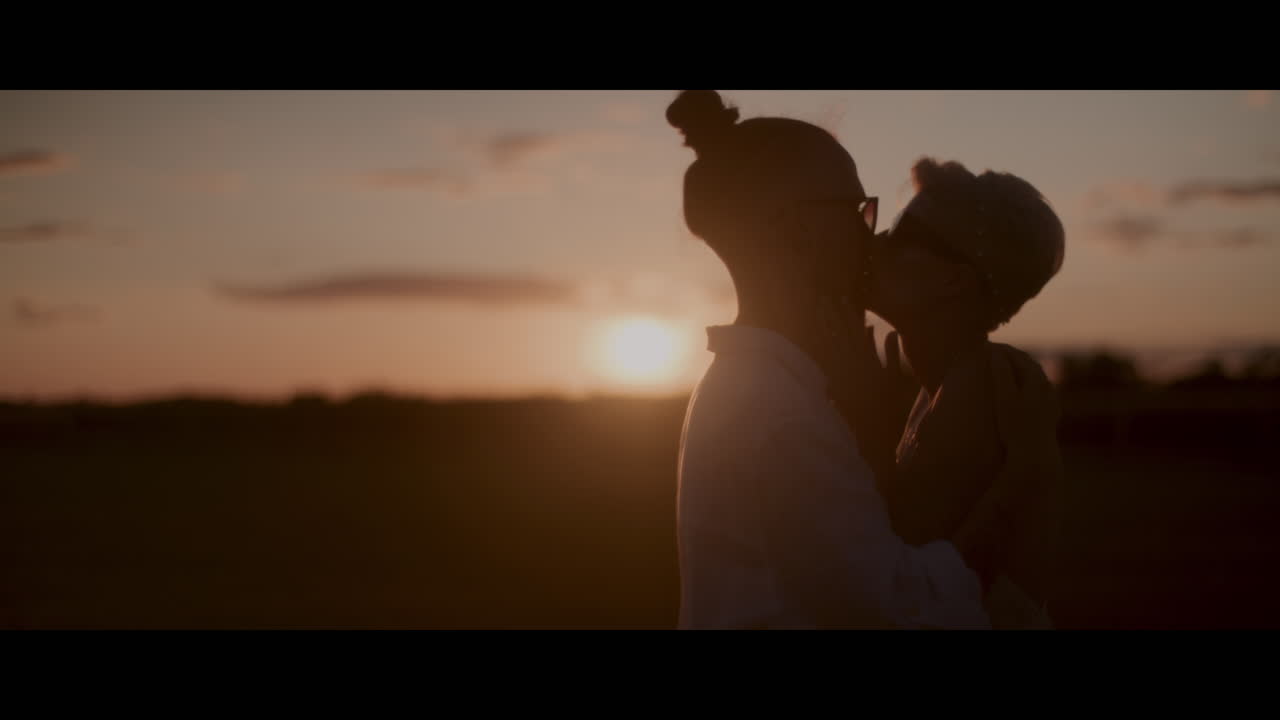 해가 지면 키스하는 커플