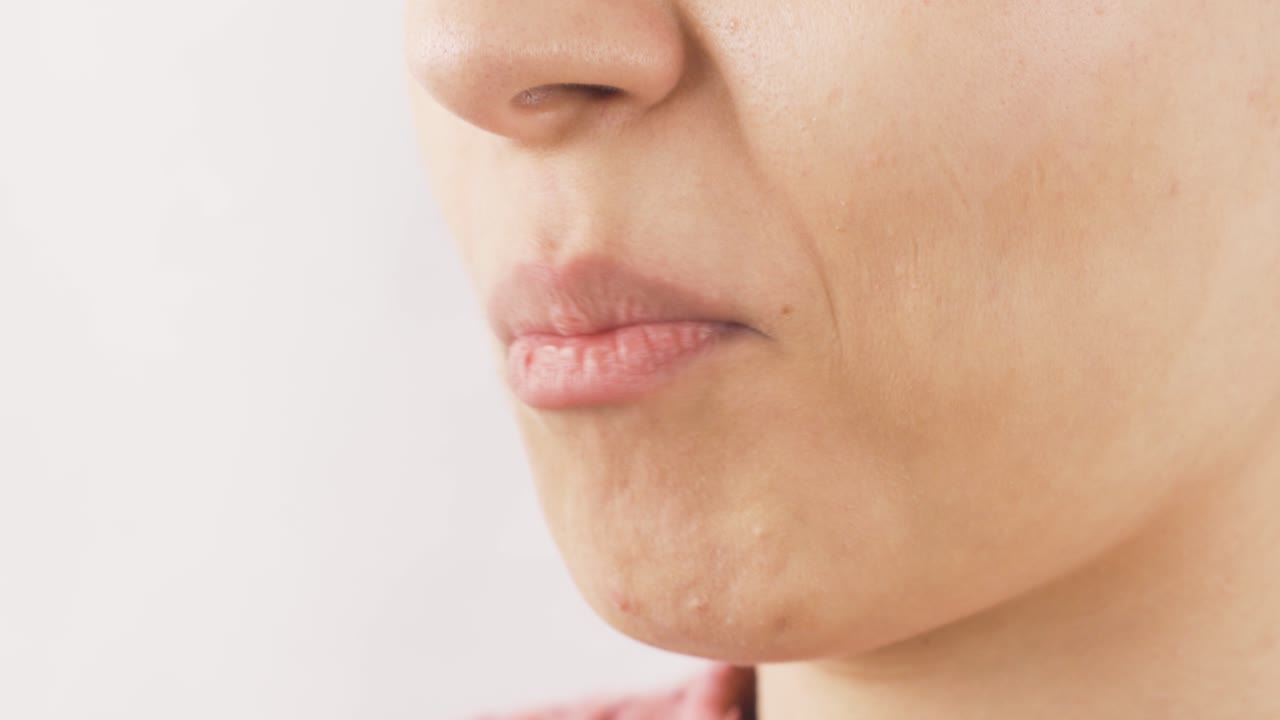 해바라기 씨 ⁇ 을 먹는 여성의 클로즈업.