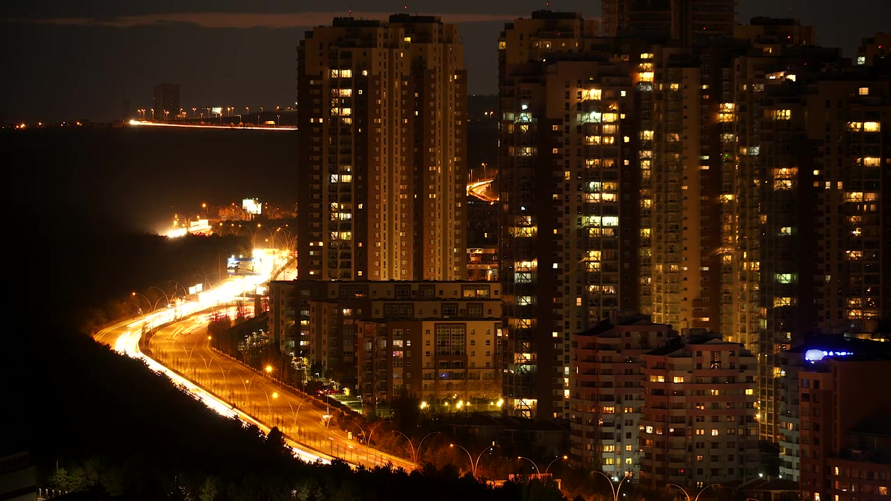 Time-lapse do Trânsito Urbano e Luzes de Arranha-céus à Noite