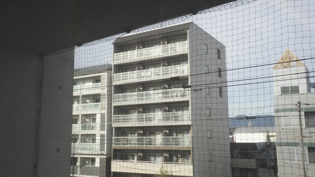 mirando hacia un edificio de hotel en kyoto, japón.