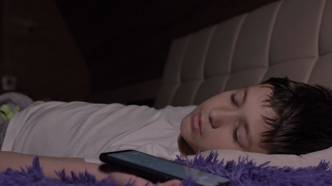 el niño jugador se despierta una llamada telefónica en la noche