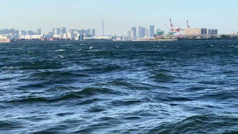 Primer-Plano-Dinámico-De-Las-Olas-Del-Océano-Ondulantes-Bajo-Luz-Natural,-Que-Ilustra-La-Belleza-De-La-Textura-Marina