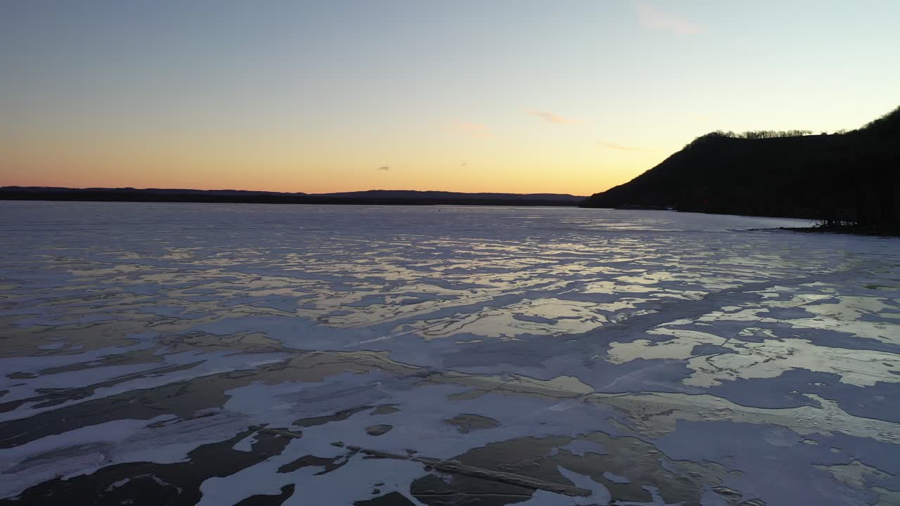 얼어붙은 강의 해가 지는 곳