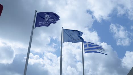 banderas de grecia, la ue y un municipio griego