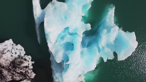 Zoom-out-of-a-floating-iceberg-at-the-jokulsarlon-glacier-lagoon