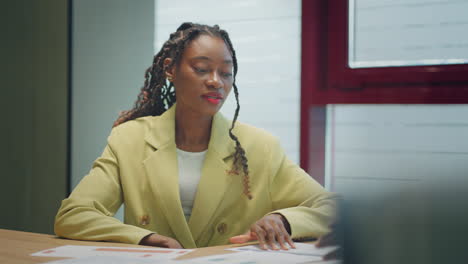 Dando-Una-Primera-Impresión.-Un-Joven-Negro-Se-Reúne-Con-Un-Posible-Empleador-En-El-Cargo-Para-Una-Entrevista.-Bienvenido-A-La-Empresa.-Mujer-Negra-Sonriente-Sentada-En-El-Escritorio-De-La-Oficina-Y-Hablando-Durante-Una-Entrevista-De-Trabajo