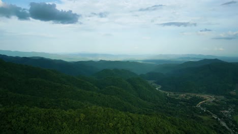 4K-Filmische-Naturluftaufnahmen-Einer-Drohne,-Die-An-Einem-Sonnigen-Tag-über-Die-Wunderschönen-Berge-Von-Chiang-Mai,-Thailand,-Fliegt