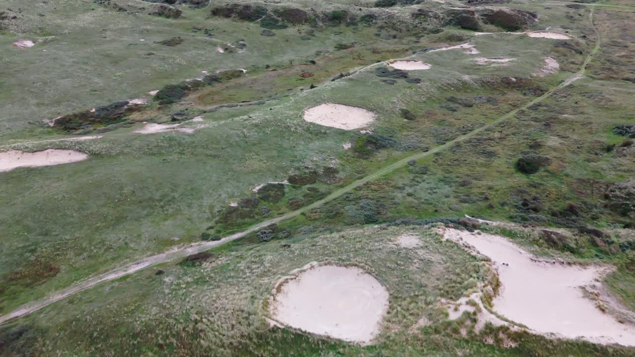 un drone sorvola una duna verde a Egmond aan Zee