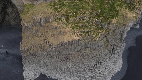 Island-Reynisfjara-Schwarzer-Sandstrand-Mit-Basaltsäulen-Luftdrohne