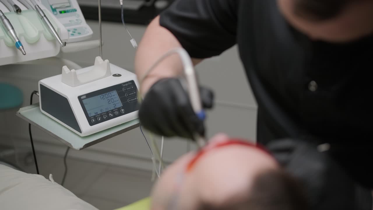 환자에게 치과 절차를 수행하는 치과 의사