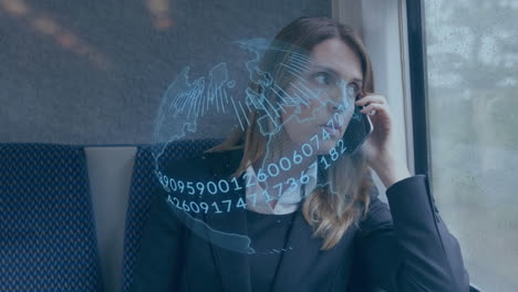 animación del globo azul y procesamiento de datos, sobre una mujer de negocios en el tren hablando por teléfono inteligente